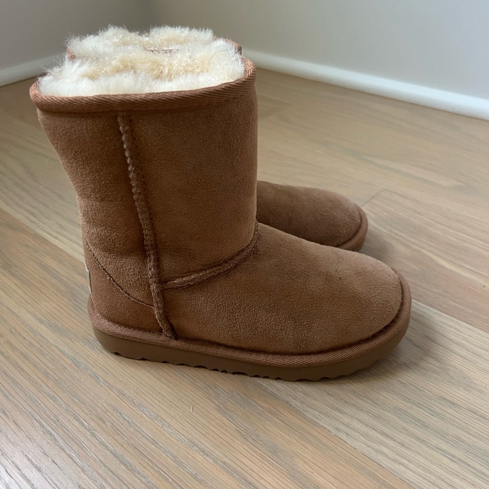 ❌SOLD❌ Kids Ugg classic short boot - sz 11 - Picture 1 of 4